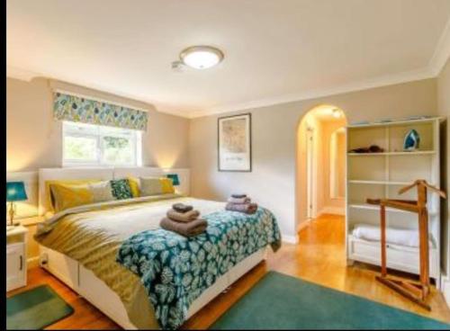 sypialnia z łóżkiem z ręcznikami w obiekcie The Nook located in a beautiful garden setting with parking w mieście Stratford-upon-Avon