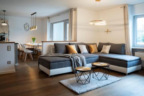 uma sala de estar com um sofá e uma mesa em 130m2 Loft - Dachterrasse, Netflix, Badewanne, Kaffee em Rosenheim