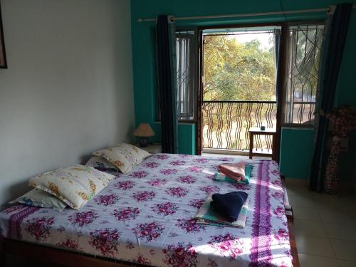 1 dormitorio con cama y ventana con vistas en Casa baptista, en Candolim