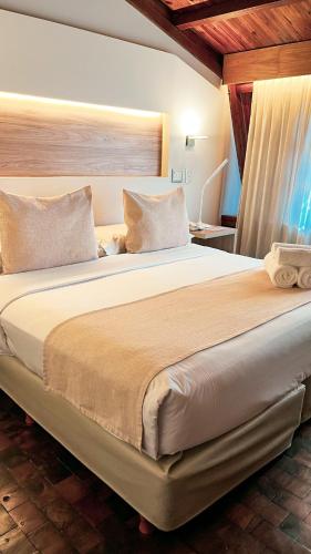 Katil atau katil-katil dalam bilik di Portal del Lago Hotel