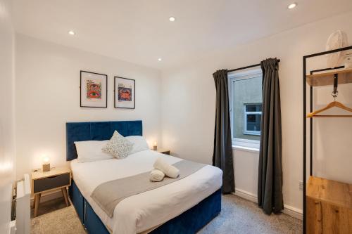 a bedroom with a bed and a window at 2 Bedroom Aprtmnt For Upto 6 Nr Centre, Uni &Parks in Cardiff