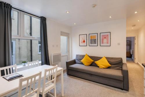 a living room with a couch and a table at 2 Bedroom Aprtmnt For Upto 6 Nr Centre, Uni &Parks in Cardiff