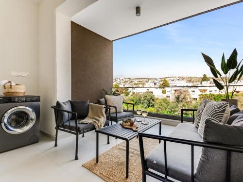 uma sala de estar com um sofá e uma mesa em Sanders Triple em Limassol
