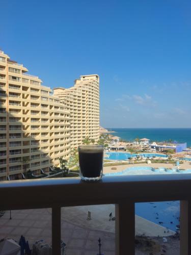 a drink on a window sill with a view of the beach at بورتو السخنه in Ain Sokhna