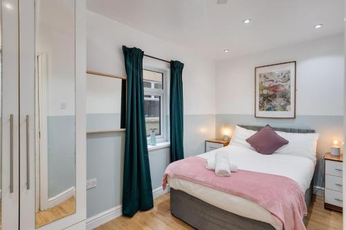 een slaapkamer met een bed en een raam bij 2 Bedroom Apartment for up to 6 Nr Centre in Cardiff