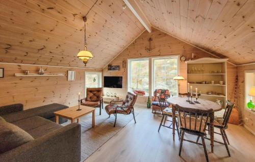 Ruang duduk di 2 Bedroom Cozy Home In Finnås