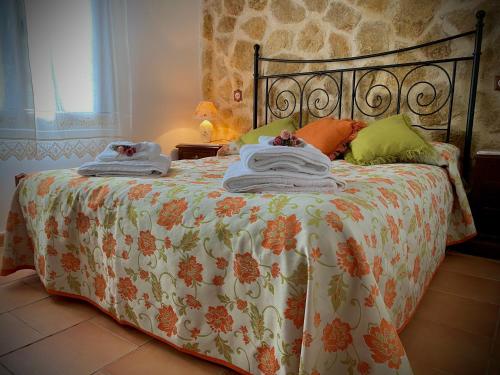 1 dormitorio con 1 cama con toallas en Casa LAS TABLAS DEL BULLAQUE, en Porzuna