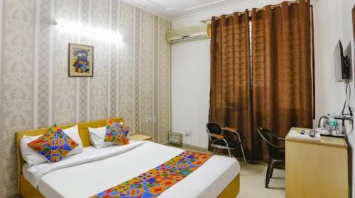 une chambre avec un lit, un bureau et une fenêtre dans l'établissement HOTEL AP INTERNATIONAL, à Noida