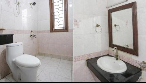une salle de bain avec toilettes, lavabo et miroir dans l'établissement HOTEL AP INTERNATIONAL, à Noida