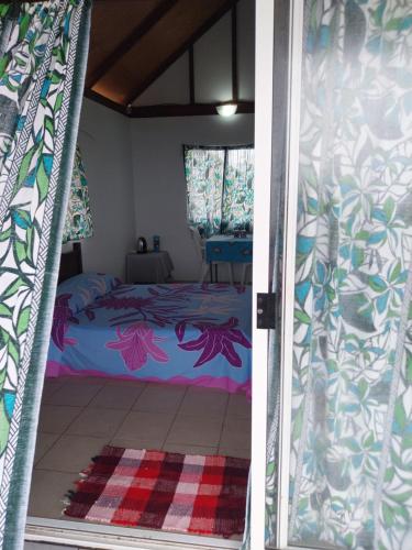 - une chambre avec un lit dans l'établissement Vaimoe Lodge, à Tiputa