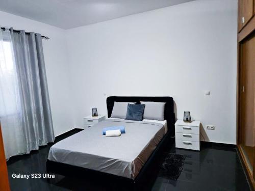 Un dormitorio con una cama grande y una ventana en RESIDENCIAL EUNICE en Praia