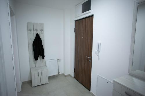 Cette chambre blanche dispose d'une porte et d'un placard. dans l'établissement Stan na dan Ub, à Ub
