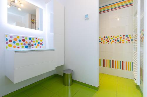 a bathroom with a shower with a colorful wall at Villa Aquatenne in Tenneville