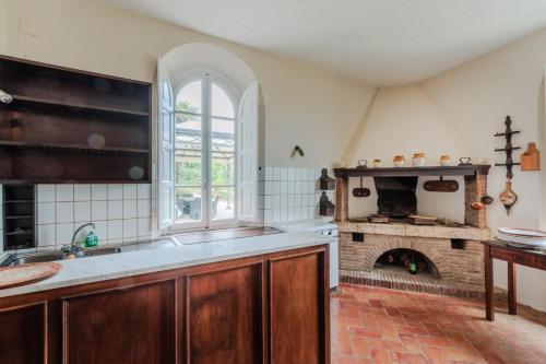 cocina con chimenea y fregadero en Rocca di Cetona - a Medieval Castle, en Cetona