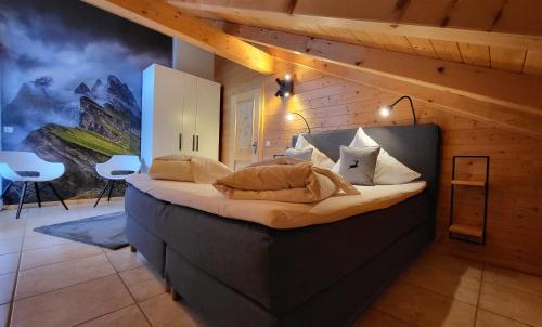 a bedroom with a large bed in a room at Ferienwohnung Lichtblick in Rieden am Forggensee