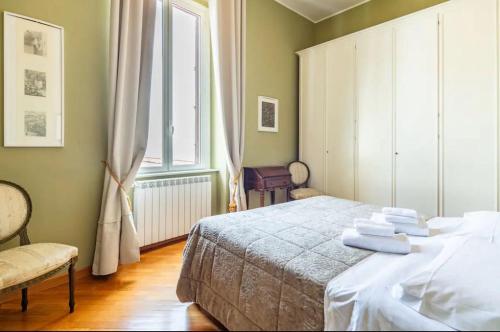 Schlafzimmer mit einem Bett und einem Fenster in der Unterkunft Maybritt's Home, rooftop in front of the castle! in Neapel