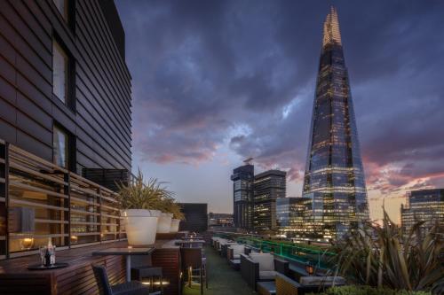uma vista para o fragmento a partir do telhado de um edifício em Hilton London Tower Bridge em Londres