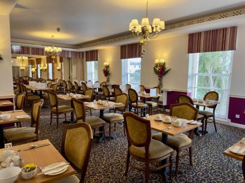 een eetkamer met tafels en stoelen bij Royal Norfolk Hotel in Bognor Regis