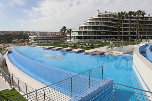 une grande piscine à côté d'un grand bâtiment dans l'établissement INFINITY VIEW 8, à Arenales del Sol