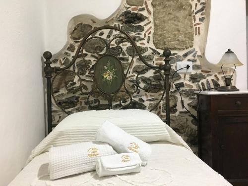 uma cama com duas toalhas dobráveis em cima em Casa Murroni em Pau