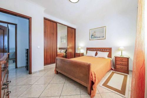 una camera con un grande letto di Casa Luz a Lagoa