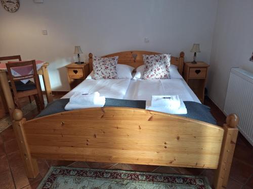 Postel nebo postele na pokoji v ubytování Apartments Mertelj