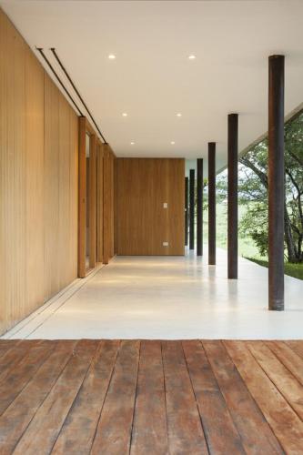 an empty hallway of a building with wooden floors at Casas Kevin in Mojón de Achocalla