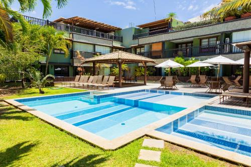 un'immagine di una piscina di fronte a un edificio di Praia do Forte Kauai a Praia do Forte