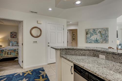 uma cozinha com um balcão e um quarto com uma cama em Colonnade Club 206 em Hilton Head Island