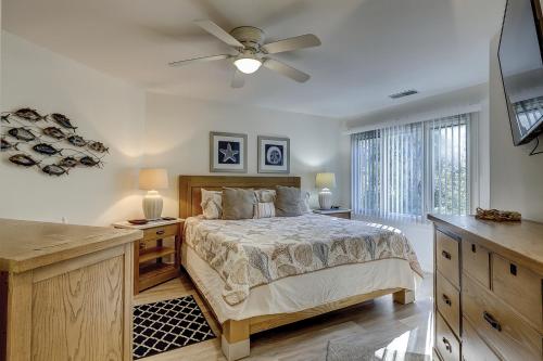 um quarto com uma cama e uma ventoinha de tecto em Colonnade Club 206 em Hilton Head Island