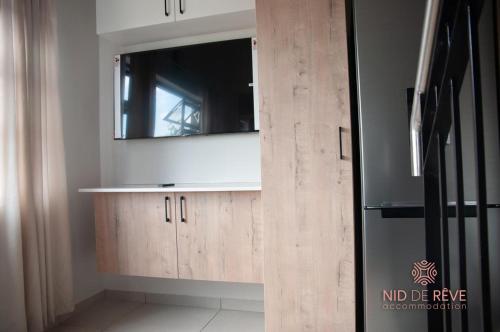 a kitchen with a sink and a mirror at Nid de Rêve Accomodation in Sandton