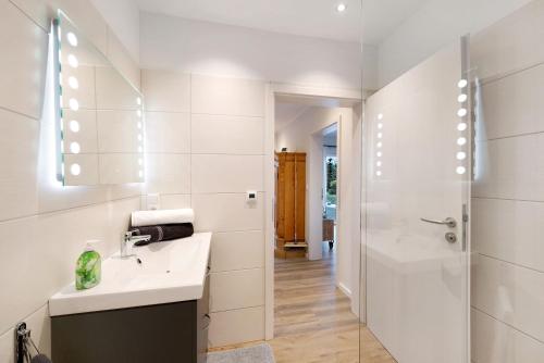 un baño con lavabo y ducha en Ferienhaus Im Grünen, en Varel