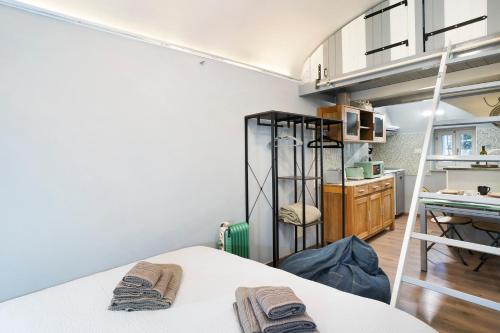 a room with a bed and a kitchen at Domus Santa Brigida in Sanremo