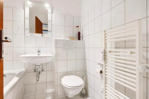 uma casa de banho branca com um WC e um lavatório em Appartement Björn Schuhknecht em Hanôver