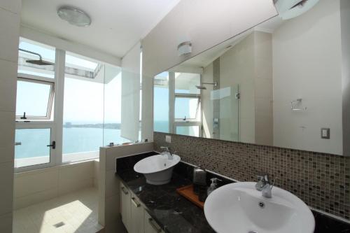 baño con 2 lavabos y espejo grande en Rooftop Penthouse and Loft, en Nueva Gorgona