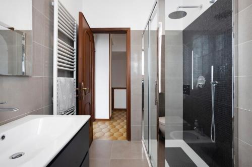 uma casa de banho com um chuveiro, um lavatório e um WC. em Casa Vanda em Arcola