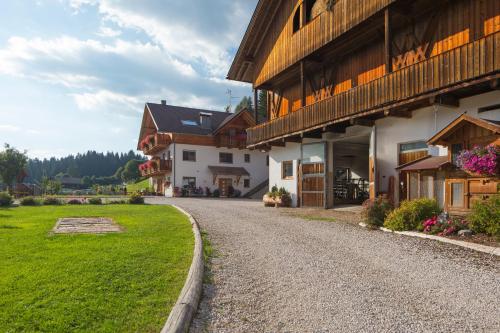 a gravel road in front of a building at Stoffnerhof Apt Edelweiß in Tesido