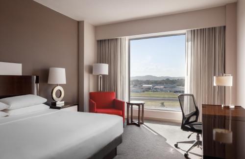 Marriott Panama Hotel - Albrook في مدينة باناما: غرفه فندقيه بسرير ونافذه