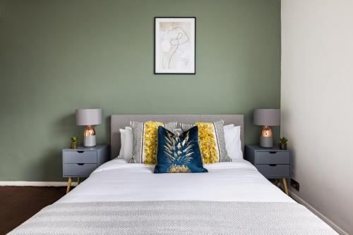 sypialnia z dużym łóżkiem i 2 szafkami nocnymi w obiekcie The Bermondsey Apartment w Londynie