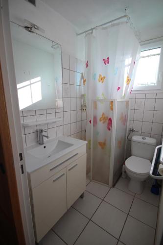 une salle de bain avec un lavabo et des toilettes dans l'établissement Appartement 2 pièces, au 1er étage pour 2 à 4 couchages, proche commerces et 200m plage de PORTIRAGNES PLAGE LXRH9, à Portiragnes