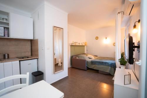 Habitación pequeña con cama y cocina pequeña. en Bleu Azur, en Juan-les-Pins
