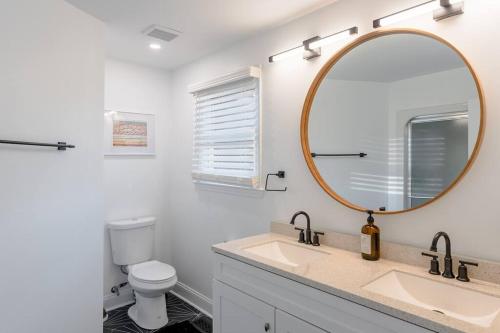 Baño con 2 lavabos y espejo en Luxury Lakeside Music City Home, en Hendersonville