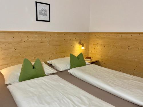 2 letti in camera con cuscini verdi di Rasiglerhof a Villandro