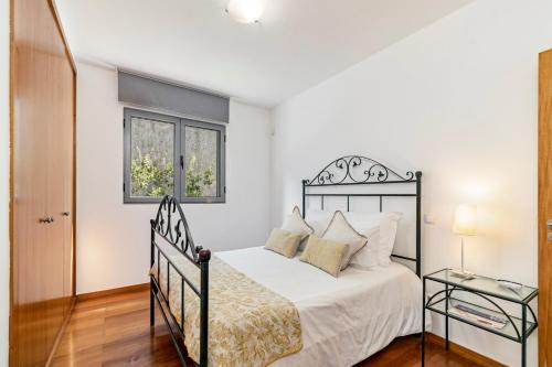 Schlafzimmer mit einem Bett und einem Fenster in der Unterkunft Villa Sol e Mar by Villa Plus in Caniço