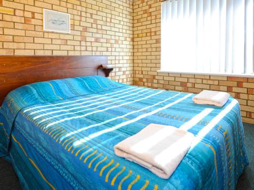 Un pat sau paturi într-o cameră la Abrolhos Reef Lodge
