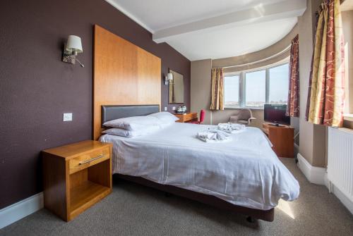 Llit o llits en una habitació de Shanklin Hotel