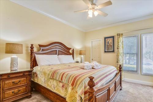 een slaapkamer met een bed en een plafondventilator bij Treetops 7003 in Hilton Head Island
