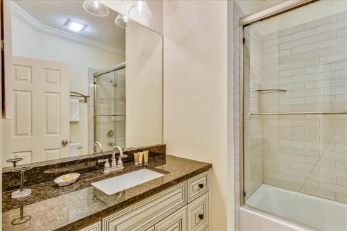 een badkamer met een wastafel, een douche en een bad bij Treetops 7003 in Hilton Head Island