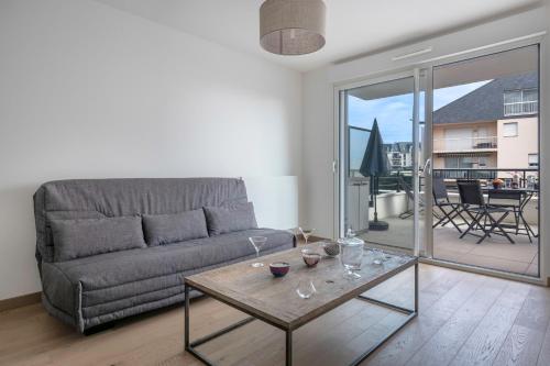 un salon avec un canapé et une table dans l'établissement Virée au Pouliguen à 150m du port, au Pouliguen