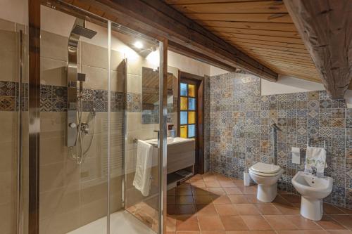 y baño con ducha y aseo. en Villa Concetta by Villa Plus, en Módica